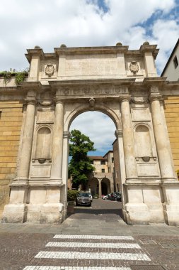 Padua 'daki Piazza Duomo yakınlarında Arco Valaresso