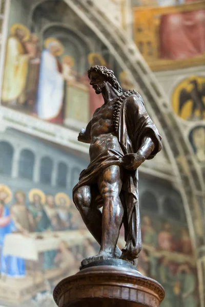 Staty av John Baptist i dopkapellet i Duomo eller The katedralen Santa Maria Assunta av Giusto de Menabuoi — Stockfoto