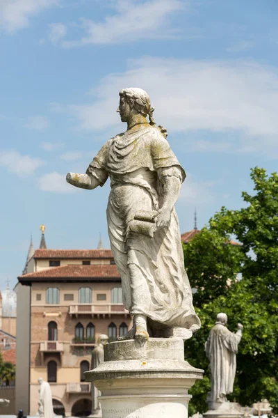 Statue auf der Piazza prato della valle, Padua, Italien. — Stockfoto