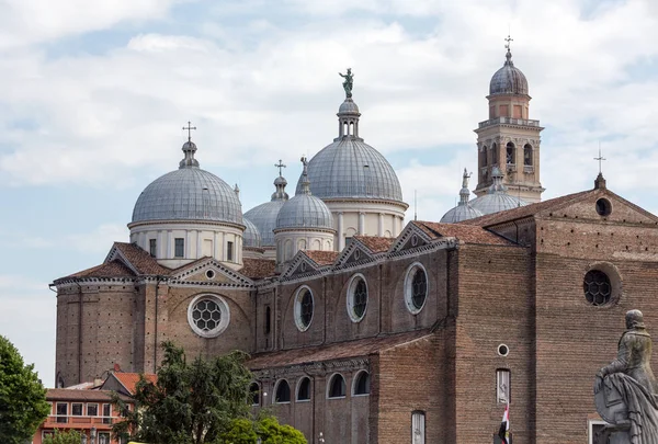 Uitzicht op de basiliek van Santa Giustina in Padua — Stockfoto