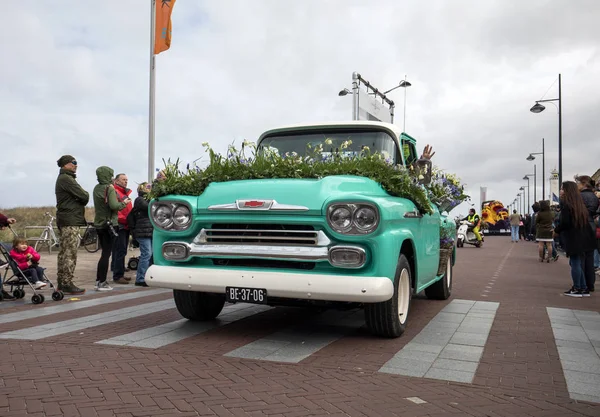 De traditionele bloemen parade Bloemencorso van Noordwijk naar Haarlem in Nederland. — Stockfoto