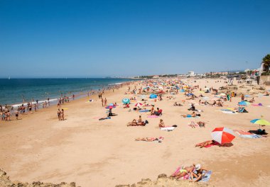 Cascais, Portekiz plajda güneşlenirken insanlar. Cascais ünlü ve popüler yaz tatili için Portekizce ve yabancı turist spot olduğunu