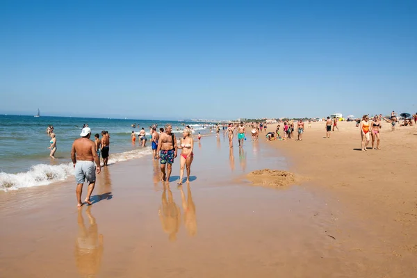 Persone prendere il sole sulla spiaggia di Cascais, Portogallo. Cascais è famoso e popolare luogo di vacanza estiva per il turismo portoghese e straniero — Foto Stock