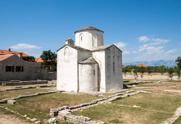 Church of the Holy Cross is a Croatian Pre-Romanesque Catholic church originating from the 9th century in Nin — Stock Photo, Image