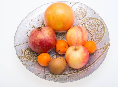 beyaz izole plaka üzerinde taze meyve karışımı