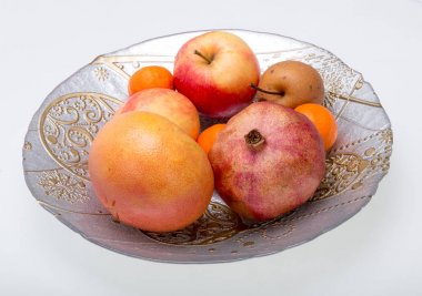 beyaz izole plaka üzerinde taze meyve karışımı