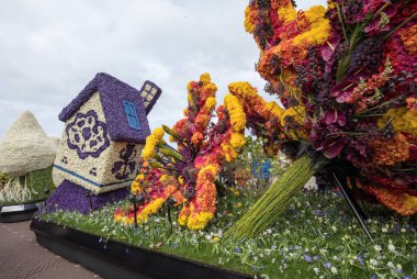 geleneksel çiçek Bloemencorso Noordwijk Hollanda'da Haarlem için geçit töreni. 