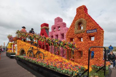  geleneksel çiçek Bloemencorso Noordwijk Hollanda'da Haarlem için geçit töreni. 