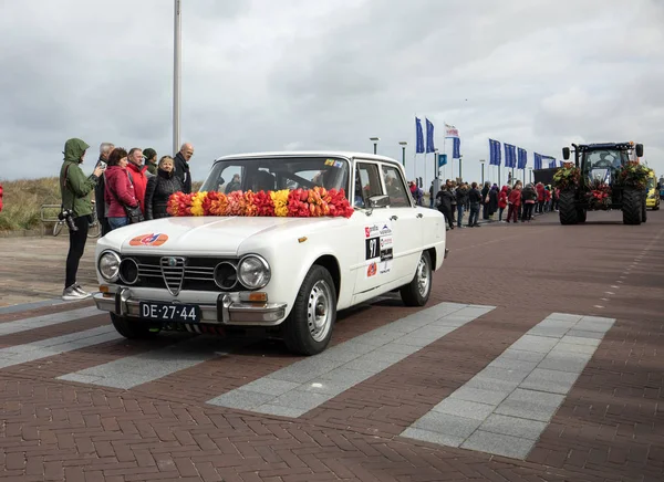 De traditionele bloemen parade Bloemencorso van Noordwijk naar Haarlem in Nederland. — Stockfoto