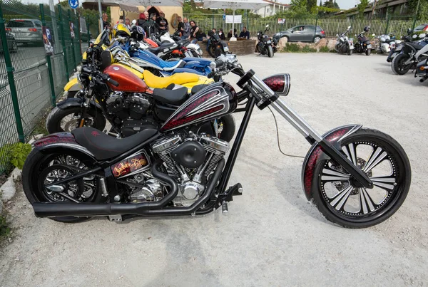 Motocicleta de helicóptero no estacionamento em Lazise at Garda Lake — Fotografia de Stock