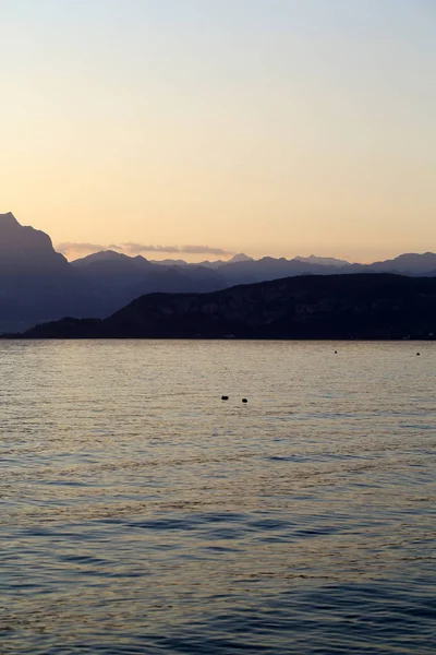 가 르다 호수 이탈리아에 아름 다운 석양. — 스톡 사진