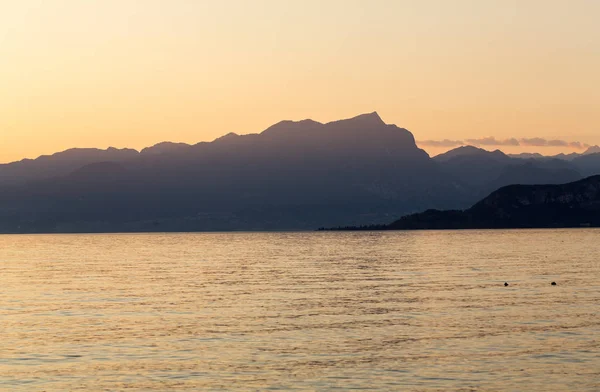 Belo pôr do sol no lago Garda, na Itália . — Fotografia de Stock