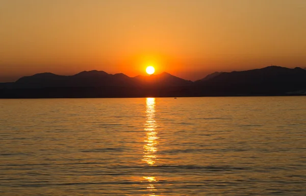 Garda Gölü İtalya güzel gün batımı. — Stok fotoğraf