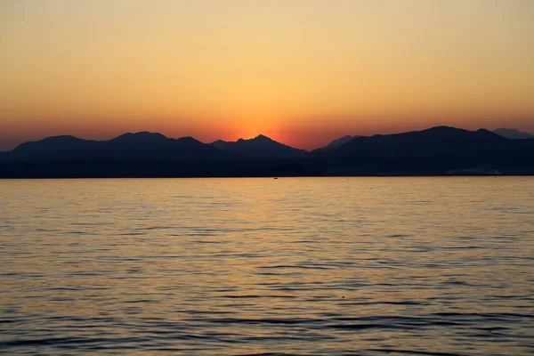 イタリアのガルダ湖の美しい夕日. — ストック写真