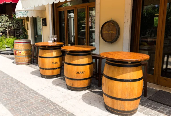 Fässer für Wein als Tisch in Faulheit am Gardasee verwendet — Stockfoto
