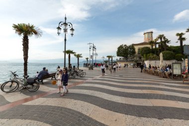 Lazise Garda Gölü mesire insanlar