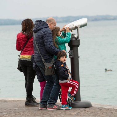 Garda Gölü sabit bir telescop aile ooks.