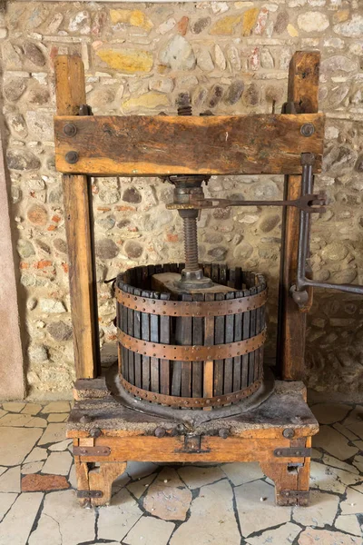 Vecchia Wine Press. Tradizionale vecchia tecnica di vinificazione — Foto Stock