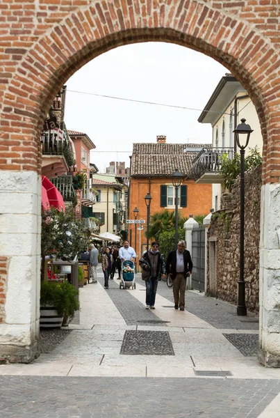 Tiendas, bares y restaurantes en Lazise at Garda Lake — Foto de Stock