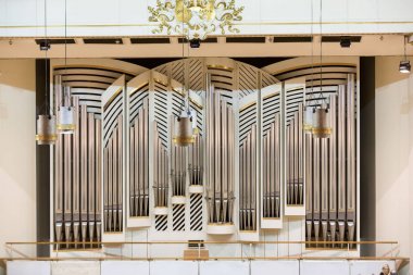  Cracow Filarmoni Yeni Orgelbau organ içinde belgili tanımlık geçmiş ile Konser Salonu'nda sahne görünümünü. Cracow