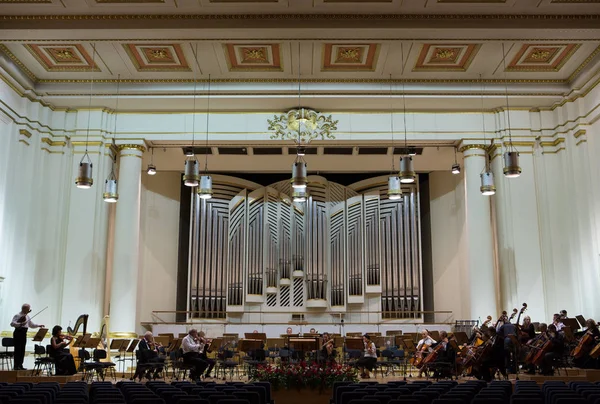 Widok na scenie sali koncertowej w krakowskiej Filharmonii z nowe organy Orgelbau napisanej w tle. Cracow — Zdjęcie stockowe