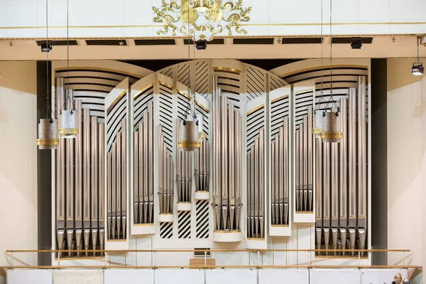 Перегляд черги концертного залу в Кракові філармонії з новим Orgelbau органом у фоновому режимі. Краків — стокове фото