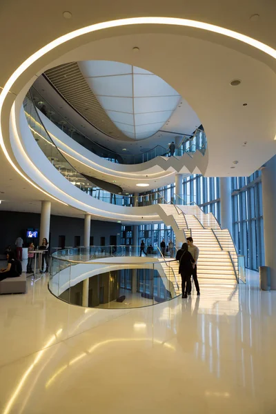 Foyer com escadaria. Centro de Congressos ICE Cracóvia, Cracóvia, Polónia. Arquiteto: Jardim, Ewy, Ararta Isozaki — Fotografia de Stock