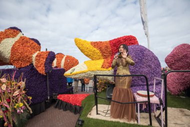  geleneksel çiçek Bloemencorso Noordwijk Hollanda'da Haarlem için geçit töreni. 