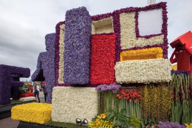 geleneksel çiçek Bloemencorso Noordwijk Hollanda'da Haarlem için geçit töreni. 