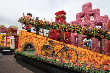  geleneksel çiçek Bloemencorso Noordwijk Hollanda'da Haarlem için geçit töreni. 