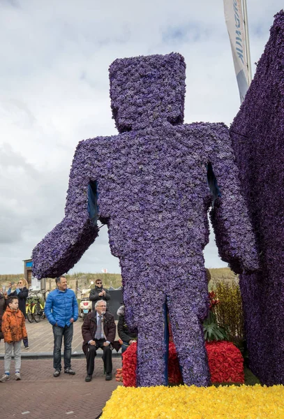 The traditional flowers parade Bloemencorso from Noordwijk to Haarlem in the Netherlands. — Stock Photo, Image