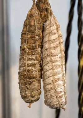  İtalyan farklı geleneksel sosis ve salam Cracow mağazasında