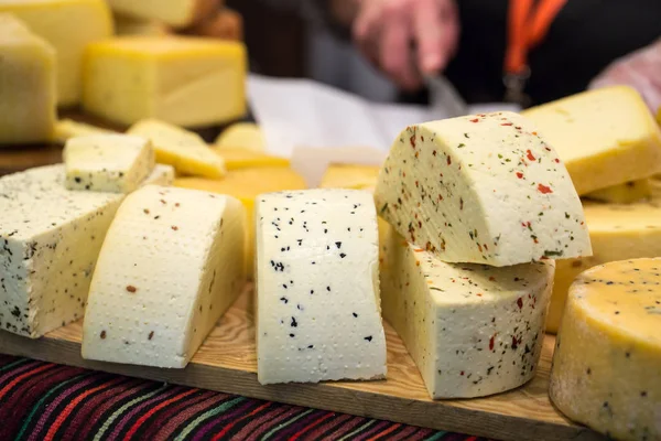 Käse auf einem Holzbrett. — Stockfoto