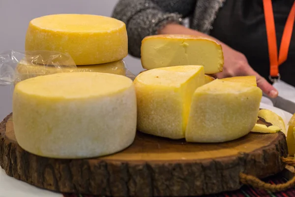 Ensemble de fromage sur une planche de bois . — Photo