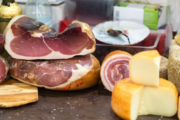 Italiano jamón y queso tradicional diferente en la tienda . — Foto de Stock