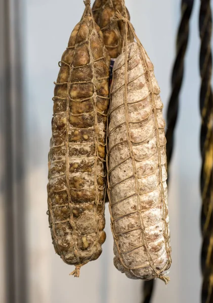  İtalyan farklı geleneksel sosis ve salam Cracow mağazasında