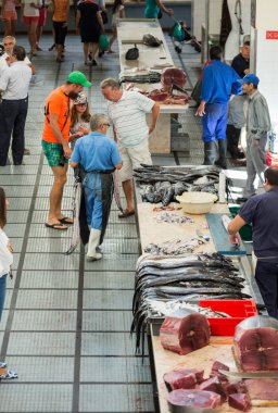 Mercado dos Lavradores, Balık satıcıları, ünlü balık ve deniz ürünleri Pazar Funchal.
