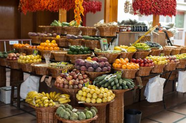 Mercado Dos Lavradores 'de taze egzotik meyveler. Funchal, Madeira, Portekiz.