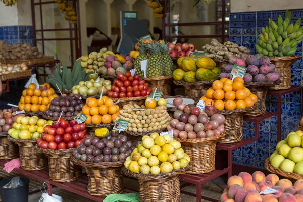 Mercado Dos Lavradores 'de taze egzotik meyveler. Funchal, Madeira, Portekiz.