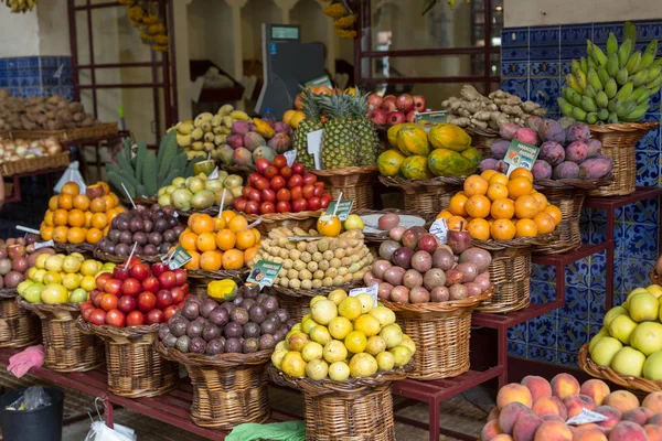 Verse exotische vruchten in Mercado Dos Lavradores. Funchal, Madeira, Portugal. — Stockfoto