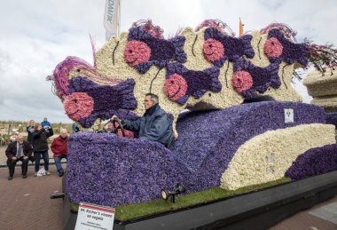 geleneksel çiçek Bloemencorso Noordwijk Hollanda'da Haarlem için geçit töreni