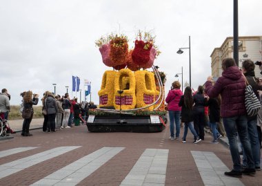 geleneksel çiçek Bloemencorso Noordwijk Hollanda'da Haarlem için geçit töreni