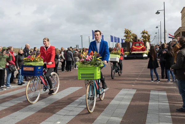 Tradiční květiny průvod Bloemencorso z Noordwijku do Haarlemu v Nizozemsku — Stock fotografie