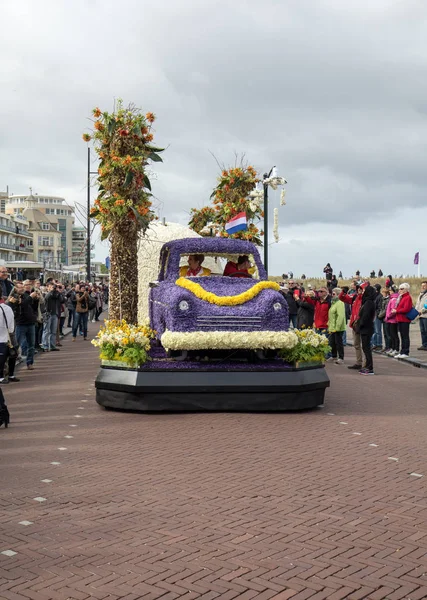 El tradicional desfile de flores Bloemencorso de Noordwijk a Haarlem en los Países Bajos — Foto de Stock
