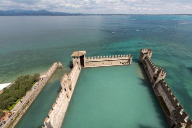 Ortaçağ Kalesi Scaliger eski şehrin Sirmione göl kenarında Lago di Garda. İtalya.