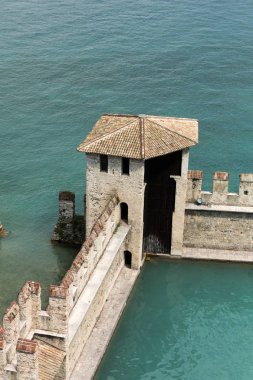 Durgun Scaliger kale - Ortaçağ bağlantı noktası kale, Sirmione, İtalya içinde.