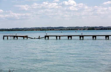 Garda Gölü Sirmione'da ahşap iskele. İtalya.