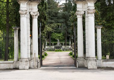  Sirmione holiday resort kasaba Garda Gölü üzerinde