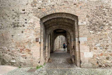 Kalenin eski şehrin Sirmione göl kenarında Scaliger girişine Lago di Garda