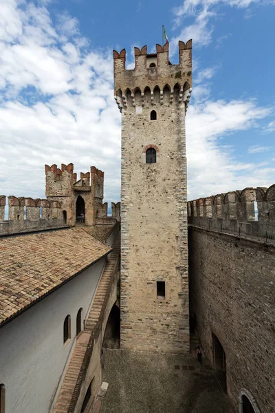 Średniowieczny zamek Scaliger w starym mieście Sirmione nad jeziorem Lago di Garda — Zdjęcie stockowe